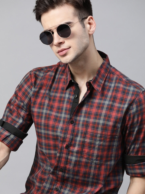

Roadster Men Coral Pink & Navy Blue Pure Cotton Checked Chest Pocket Casual Shirt