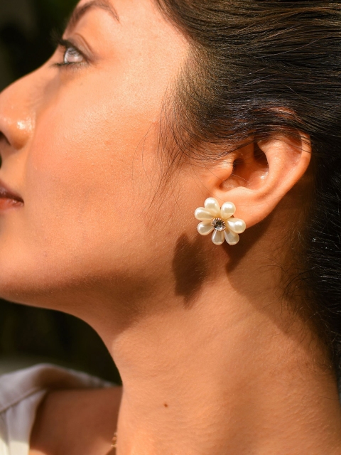 

ToniQ White Contemporary Studs