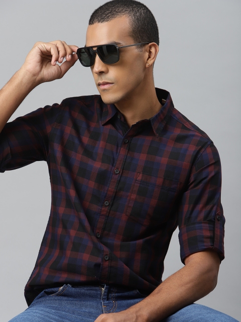 

Roadster Men Black & Burgundy Regular Fit Checked Casual Shirt