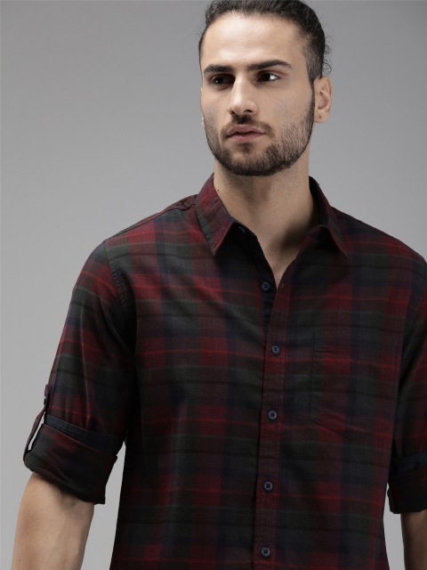 

Roadster Men Maroon & Navy Blue Regular Fit Checked Casual Shirt
