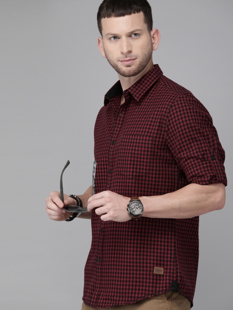 

Roadster Men Red & Black Regular Fit Checked Casual Shirt