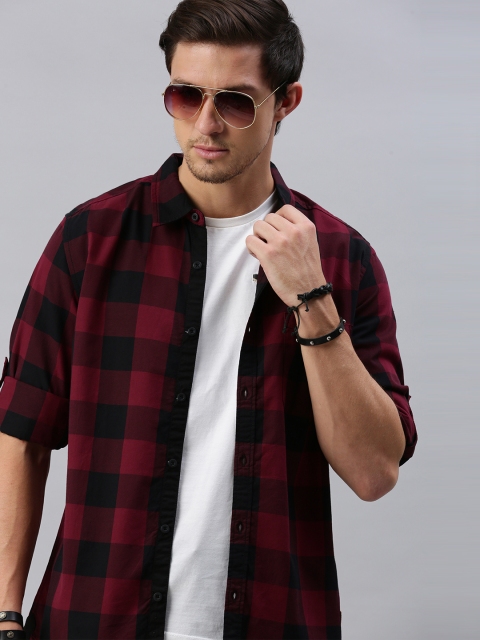 

Roadster Men Red & Black Regular Fit Checked Casual Shirt