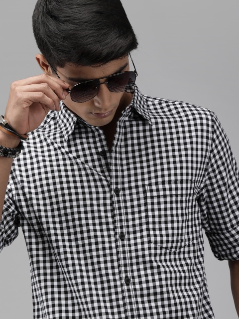 

Roadster Men Black & White Regular Fit Gingham Checked Casual Shirt