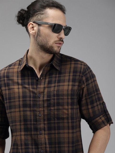 

Roadster Men Brown & Navy Blue Regular Fit Checked Casual Shirt