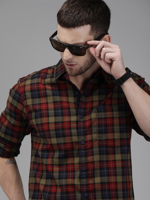 

Roadster Men Red & Brown Regular Fit Checked Casual Shirt