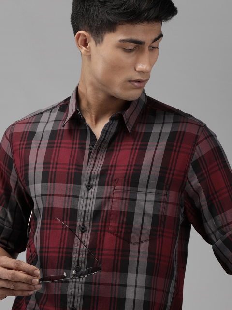 

Roadster Men Burgundy & Black Regular Fit Checked Pure Cotton Casual Shirt