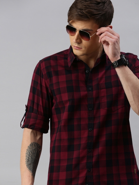 

Roadster Men Maroon & Black Regular Fit Checked Casual Shirt