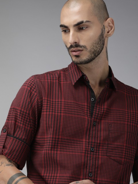 

Roadster Men Red & Black Regular Fit Checked Casual Shirt