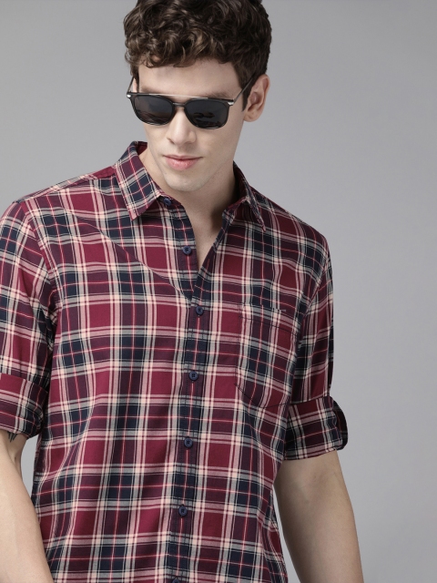 

Roadster Men Red & Navy Blue Regular Fit Checked Casual Shirt