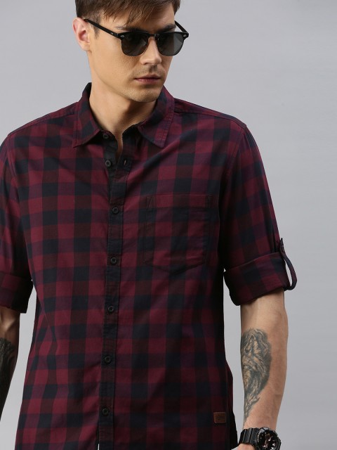 

Roadster Men Red & Black Regular Fit Checked Casual Shirt