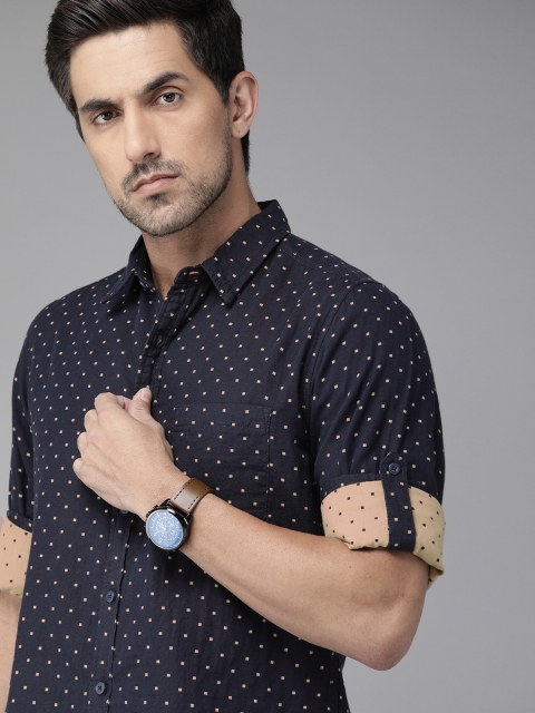 

Roadster Men Navy Blue & Khaki Regular Fit Self Design Casual Shirt