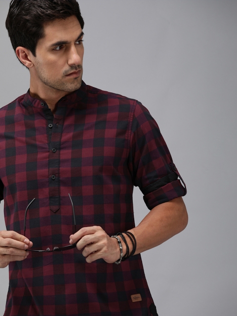 

Roadster Men Burgundy & Navy Blue Regular Fit Checked Casual Shirt