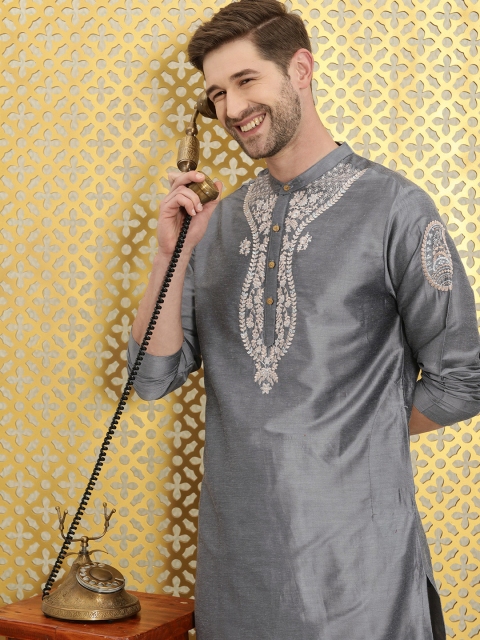 

Ode by House of Pataudi Men Grey Yoke Design Embroidered Thread Work Jashn Kurta