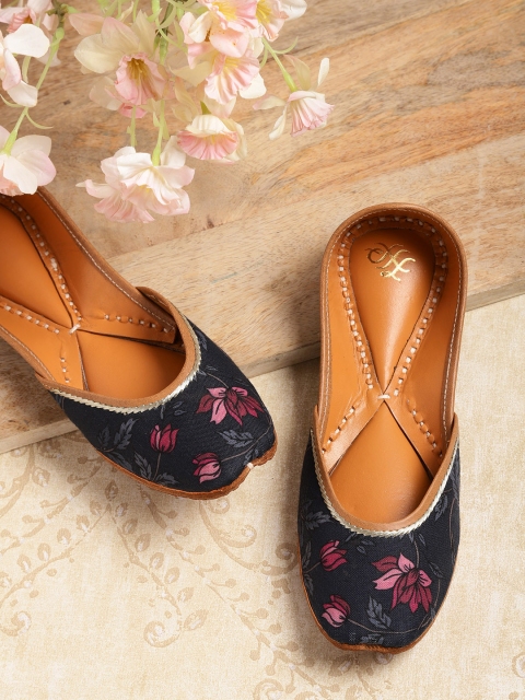 

House of Pataudi Women Navy Blue & Pink Floral Print Handcrafted Mojaris