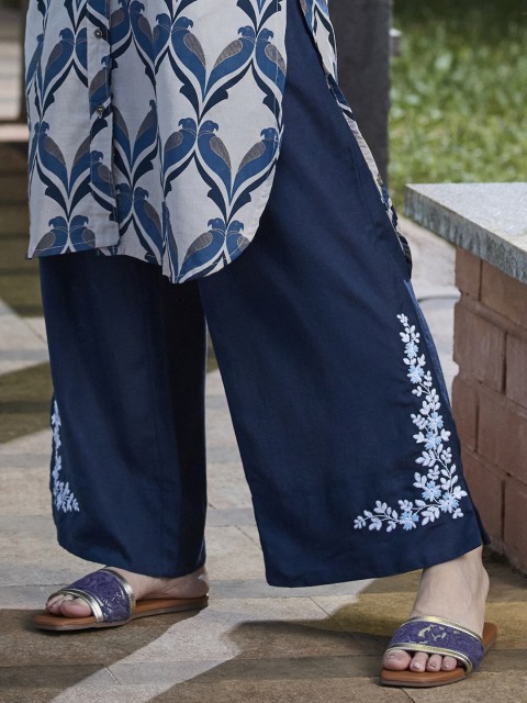

Anouk Women Silver & Navy Blue Embroidered Open Toe Flats