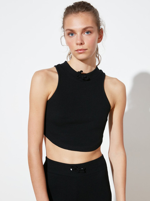 

Trendyol Black Solid Ribbed Curved Hem Crop Fitted Top