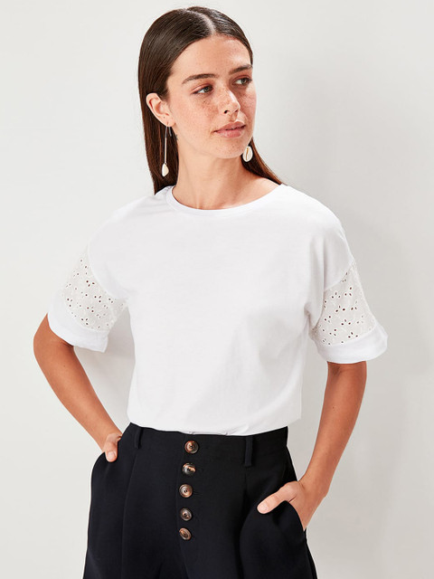 

Trendyol White Pure Cotton Solid Schiffli Detail Regular Top