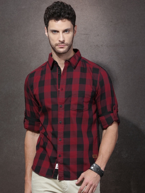 

Roadster Men Black & Maroon Regular Fit Checked Casual Shirt