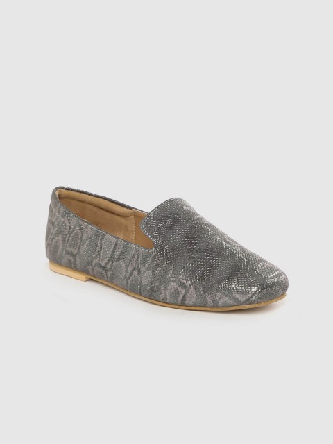 

DressBerry Women Grey Snakeskin Textured Ballerinas