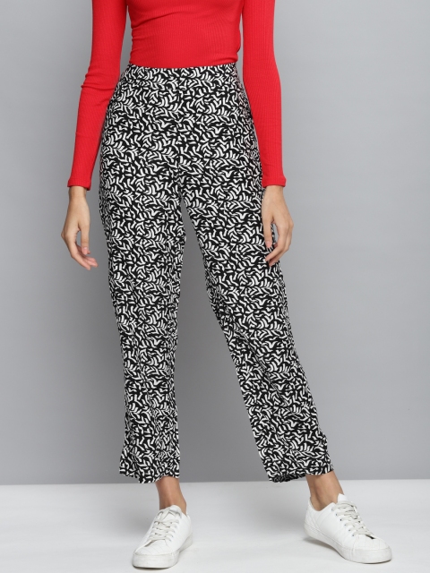 

Femella Women Black & White Comfort Regular Fit Printed Crop Trousers