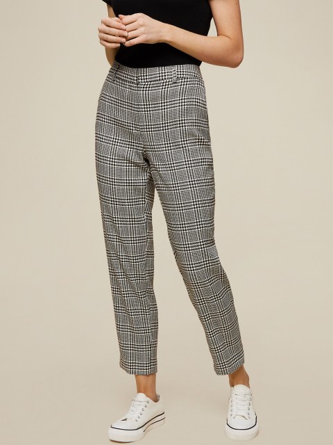 

DOROTHY PERKINS Women Black & White Regular Fit Houndstooth Patterned Trousers