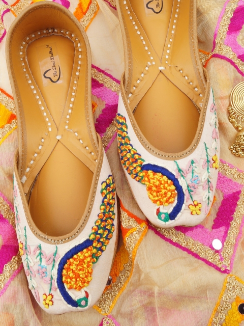 

The Desi Dulhan Women Pink Woven Design Fabric Mojaris
