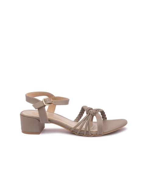 

Sole To Soul Women Grey Textured Sandals