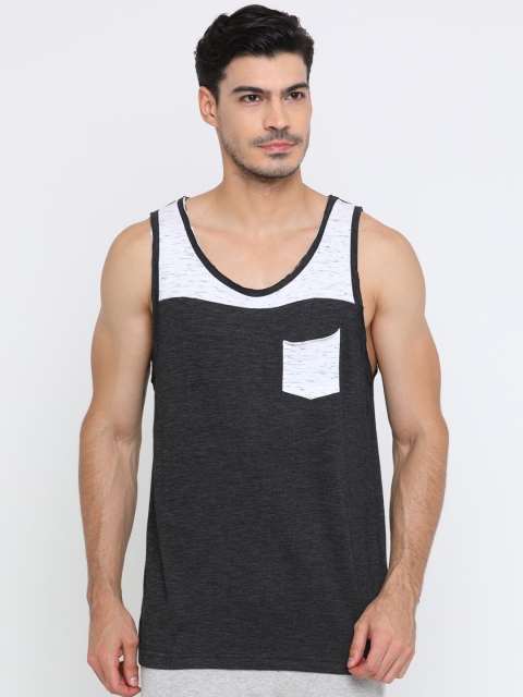 

Masculino Latino Men Charcoal Solid V-Neck T-shirt
