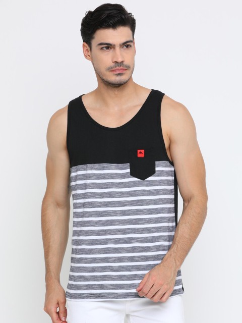 

Masculino Latino Men Black Striped V-Neck T-shirt