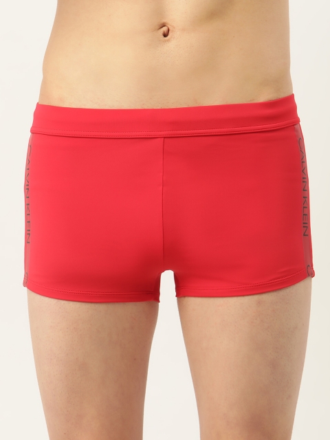 

Calvin Klein Underwear Men Red Solid Trunks KM00261654-654