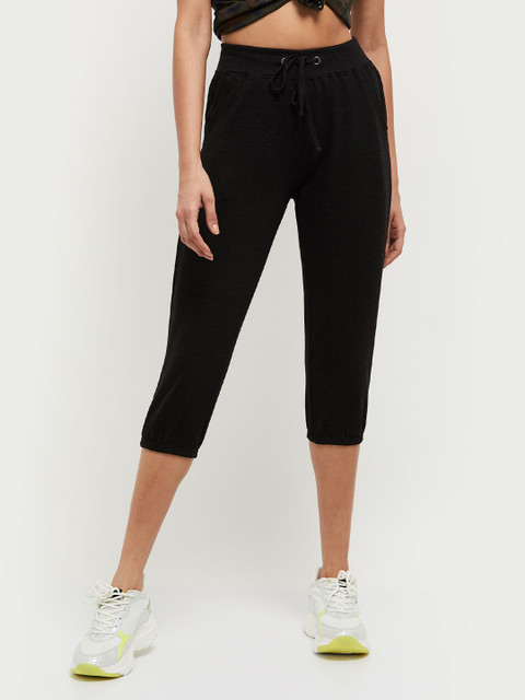 

max Women Charcoal Grey Solid Regular Fit Capris