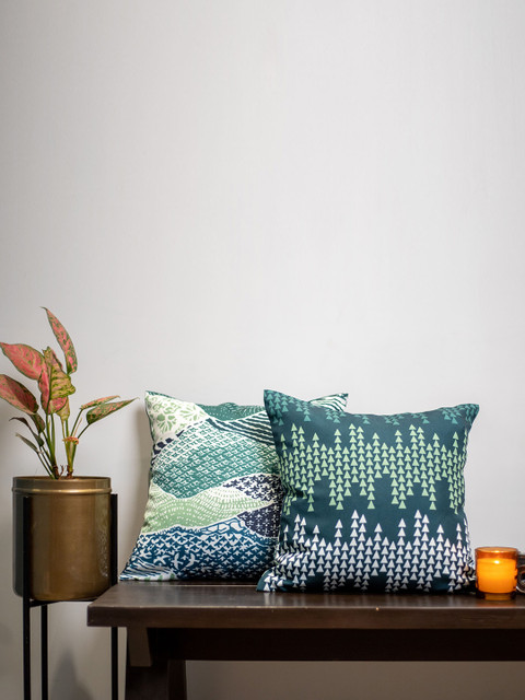 

SHIVANAA HOMES Green & White Set of 2 Geometric Square Cushion Covers