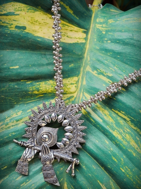 

Crunchy Fashion Silver-Toned Alloy Silver-Plated Temple Necklace