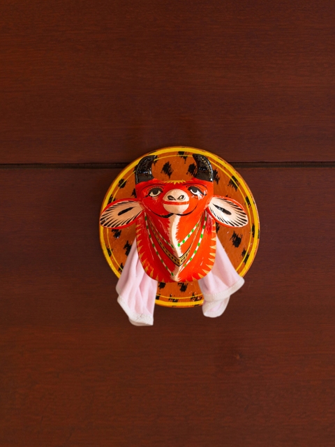 

ExclusiveLane Orange & Black Grazing Cow Gular Wood Handcrafted Towel Holder