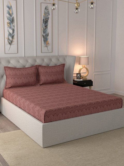

In-House by maspar Maroon & Pink Geometric 144 TC Cotton 1 King Bedsheet with 2 Pillow Covers