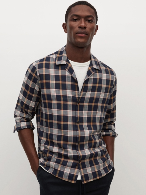 

MANGO MAN Men Navy Blue & White Regular Fit Checked Casual Shirt