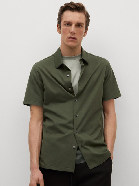 

MANGO MAN Olive Green Regular Fit Solid Casual Performance Shirt