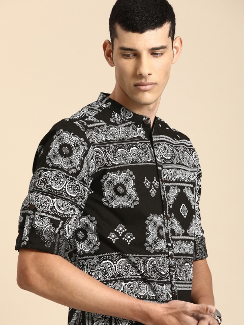 

Anouk Men Black And White Printed Pure Cotton Casual Shirt
