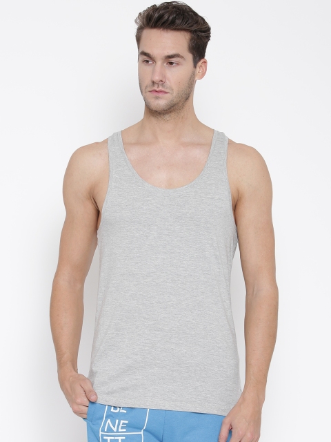 

Undercolors of Benetton Men Grey Melange Solid Round Neck T-shirt