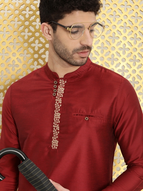 

Ode by House of Pataudi Men Red Thread Work Rozana Kurta