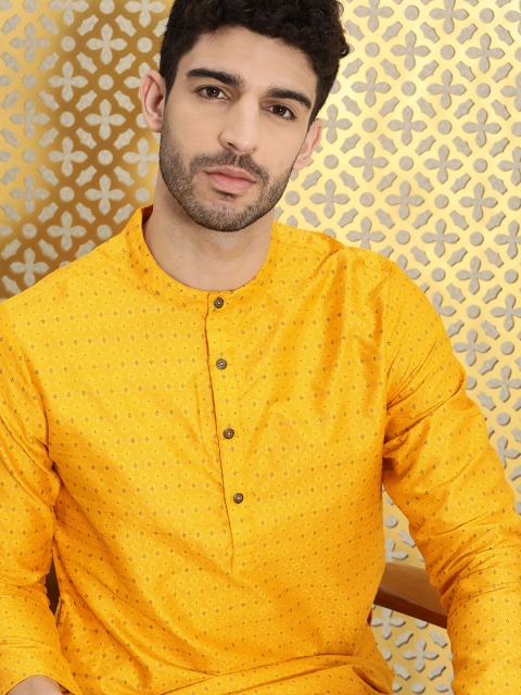 

Ode by House of Pataudi Men Yellow Embroidered Rozana Kurta