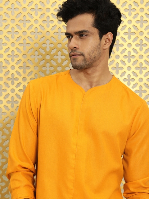 

Ode by House of Pataudi Men Yellow Solid Rozana Straight Kurta