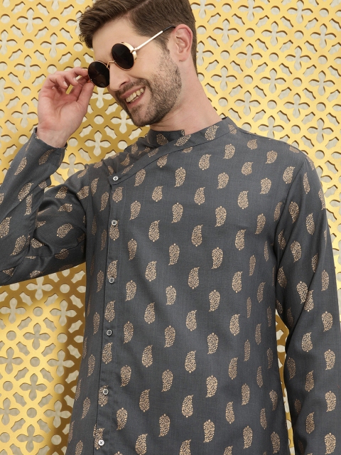 

Ode by House of Pataudi Men Grey Ethnic Motifs Printed Kurta