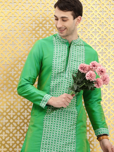 

Ode by House of Pataudi Men Green & Silver-Toned Printed Thread Work Jashn Kurta