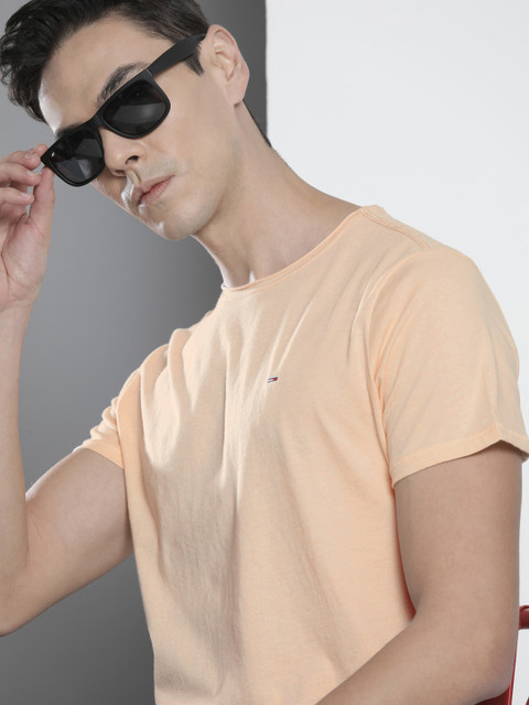 

Tommy Hilfiger Men Peach-Coloured Slim Fit T-shirt