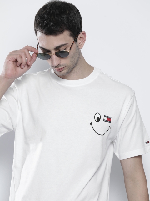 

Tommy Hilfiger Men White Graphic Printed Regular Fit Cotton Casual T-shirt