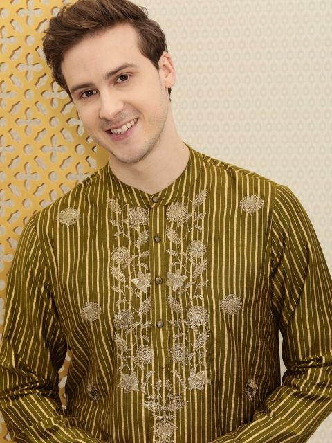 

House of Pataudi Men Olive Green Striped And Floral Embroidered Jashn Kurta with Pyjamas