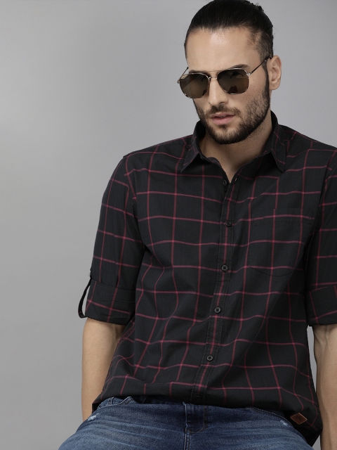 

Roadster Men Black & Pink Windowpane Checked Casual Shirt