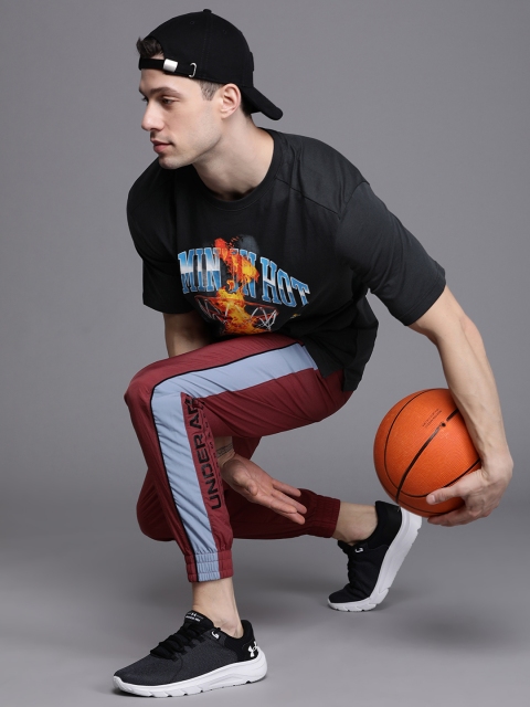 

UNDER ARMOUR Men Black Typography Curry Comin' In Hot Printed Loose Basketball T-shirt