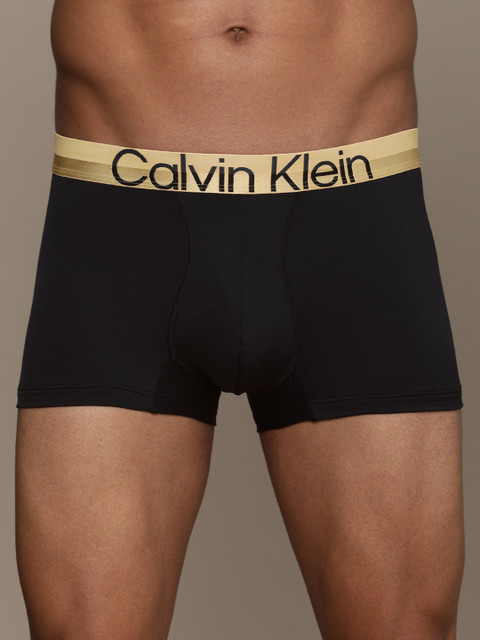 

Calvin Klein Underwear Men Black Solid Trunks With Golden Waistband